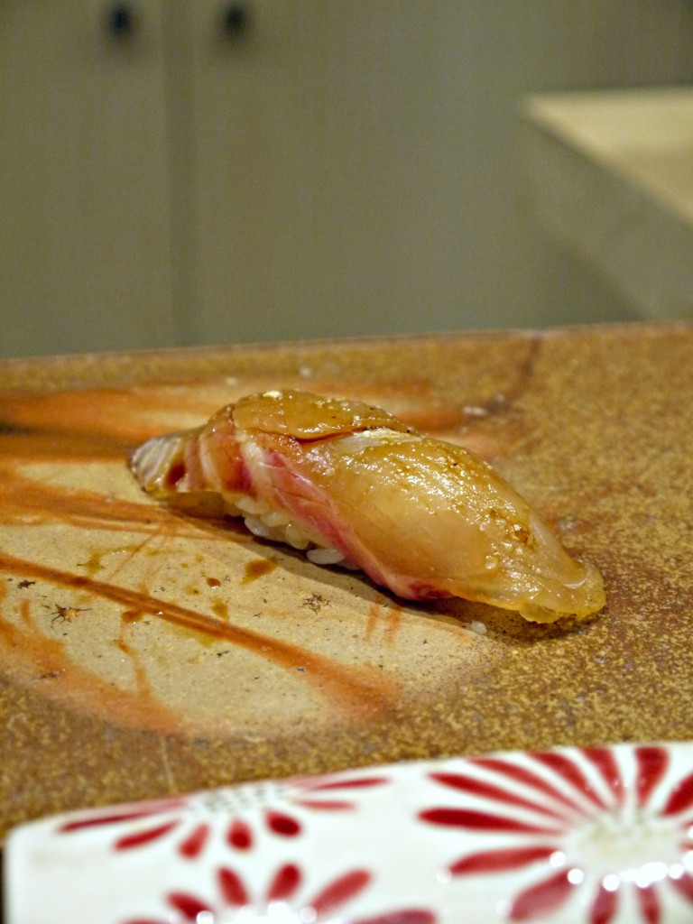 Dorade et sésame. 鯛 - Tai La dorade et des éclats de graines de sésame se marient agréablement.