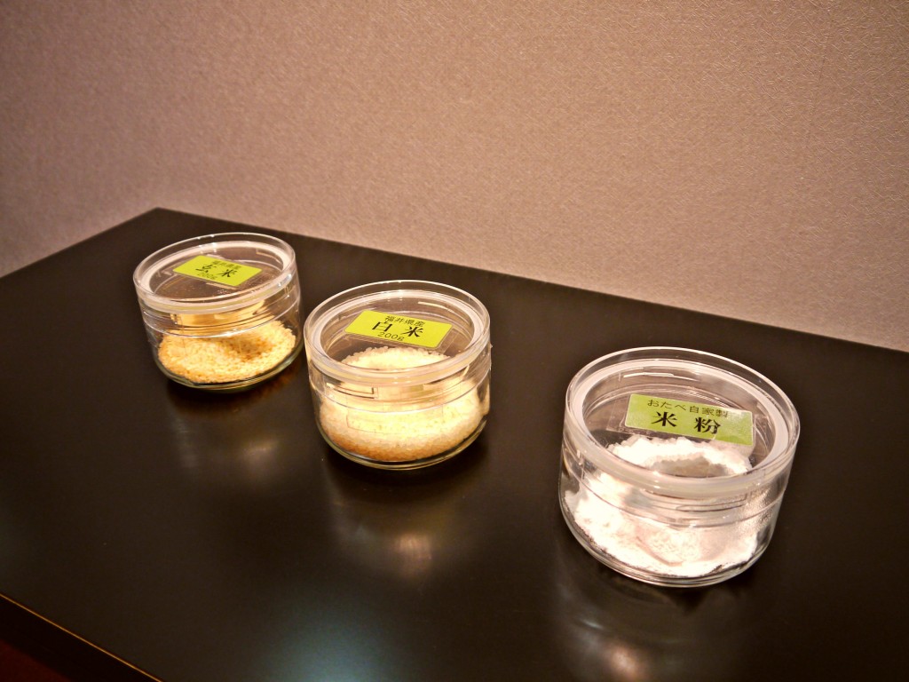 Farine de riz broyé sur meule de pierre de la variété de Koshihikari (越 光 - Lumière de Koshi), un riz d'une haute qualité polissage et de transparence de la préfecture de Fukui. Le riz aux saveurs douces et de noisette est utilisé dans les sushis pour sa texture légèrement gluante.