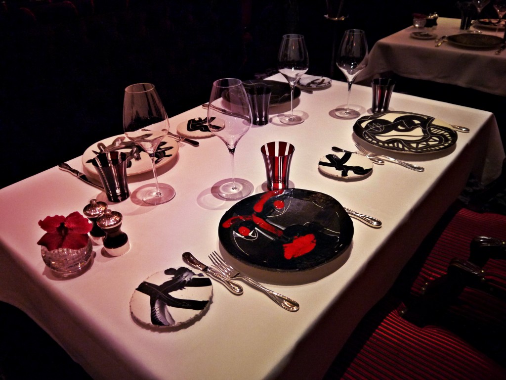 L'art de la table signé Bernardaud, Christofle, Baccarat... Les touches artistiques ajoutent une dimension agréable. Les plats (contenant) sont originaux, élégants et surprenants.