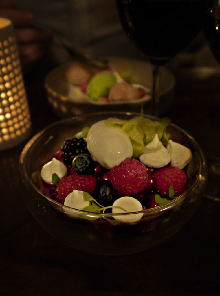 Fruits rouges  Sorbet yuzu | Eau glacée  de fraises | Meringue de pavot. Parfumée, frais, addictif. L'eau et le sorbet sont délicieux, les meringues délicates. Parfait pour un fin de repas estival.  