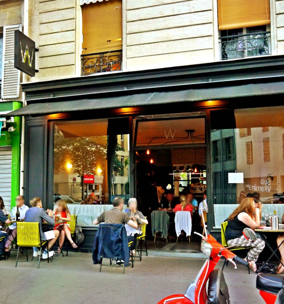 Terrasse du restaurant à l'atmosphère contemporaine.