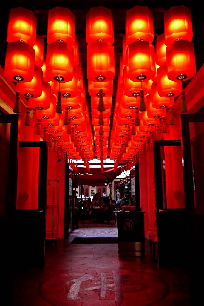 Une atmosphère Shanghai des années 30 s'entrelace langoureusement à de l'art contemporain, dans cet hôtel particulier du début du XVIIIe siècle.