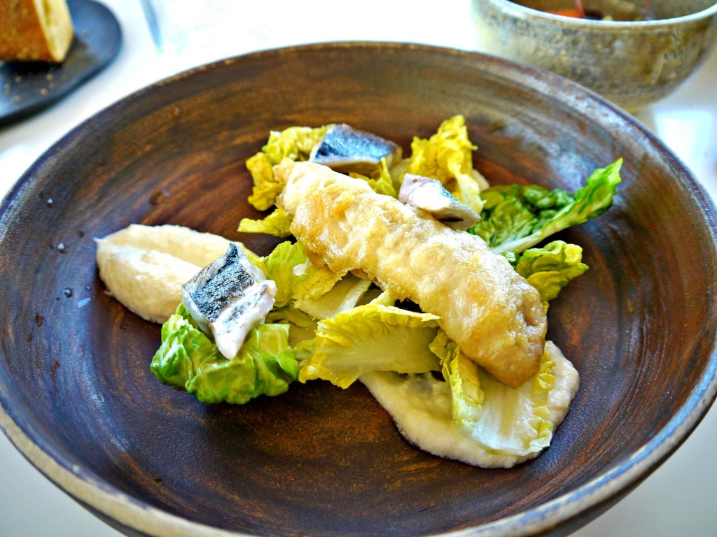 Filet de lisette, crème de railfort au citron, salade du moment. Frais, cuisson parfaite, jolie sauce avec la petite touche japonaise.