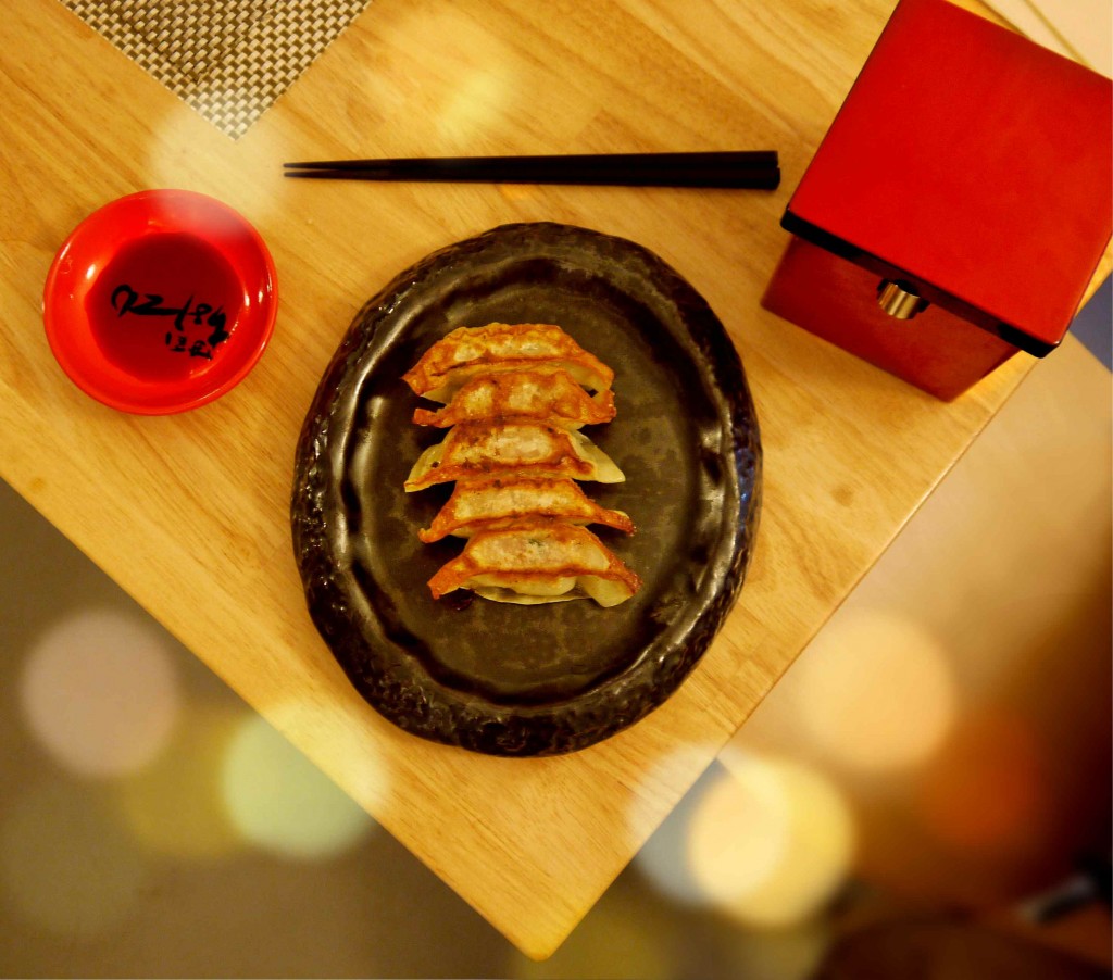 Les gyozas d'Hakata Choten sont délicieux. La pâte ultra-fine et grillée, croustille et s'ouvre sur une farce fondante et savoureuse. Un petit bonheur. Ils ont même reçu le premier prix du concours national de gyoza en 2004. 