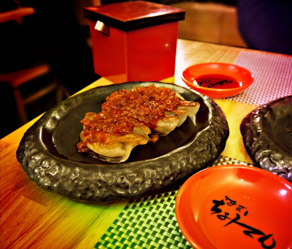 Gyoza au miso piquant du chef. Le même miso rouge délicieux qu'on retrouve dans les ramen. Avec ou sans le miso, les gyozas sont excellents.