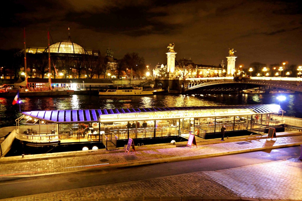 Un dîner romantique sur la Seine, à côté d'un des plus beaux de ponts de Paris. hjih