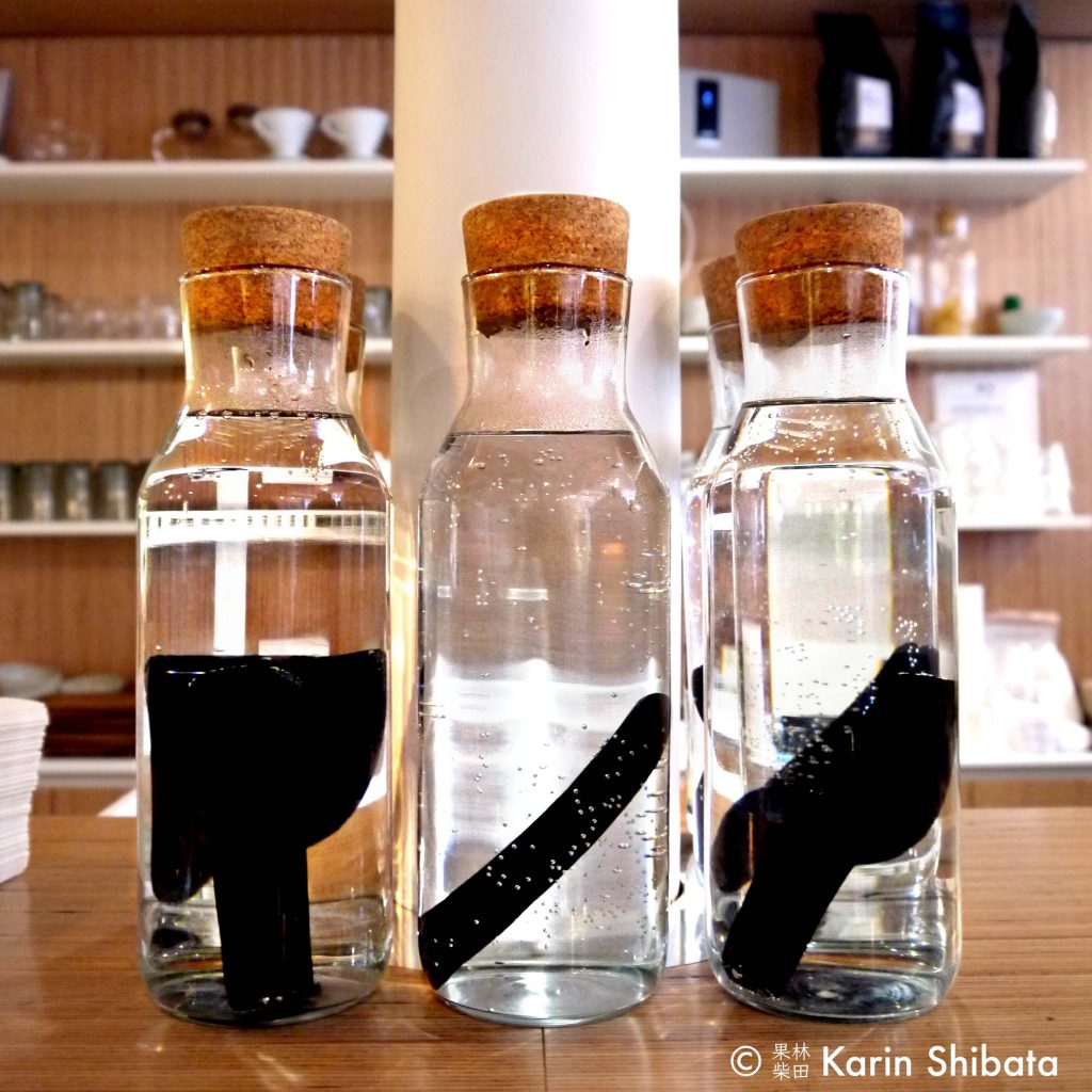 Idéal pour goûter et s'initier au thé et produits japonais de manière conviviale. Ici, de l'eau purifiée au charbon.