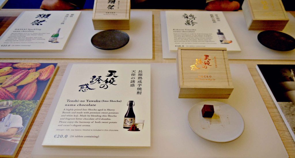Tendre et chocolats nama délicats (une lumière et ganache humide) avec saké et shochu.